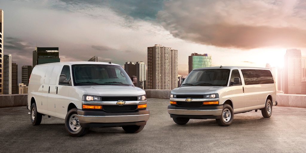 Chevrolet Express Van 2024 con espejos exteriores con ajuste eléctrico, calefactables y plegables eléctricamente